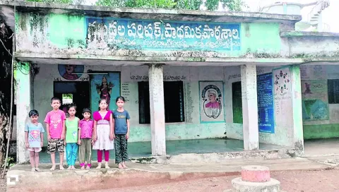 అనుమతి లేకుండా వెళ్లిపోయిన టీచర్‌