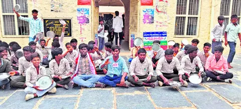 విద్యార్థుల ఆకలి కేకలు