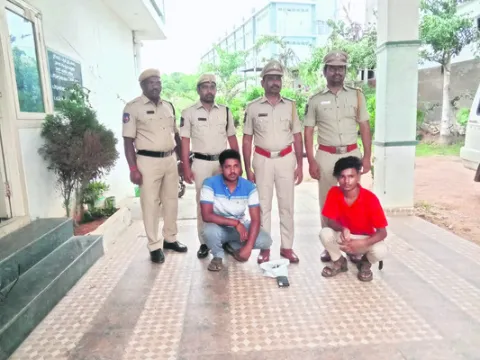 గంజాయి విక్రయిస్తున్న ఇద్దరి అరెస్ట్‌ 