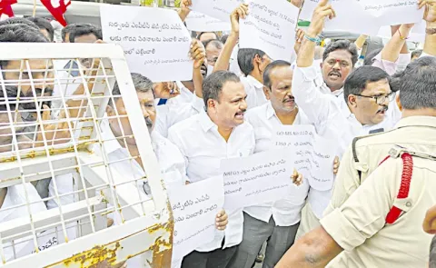 Panchayat Secretaries Protest Against Chandrababu Govt: Andhra pradesh