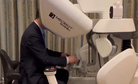 Chinese Doctors Performs Robotic Surgery 5000km Away via Satellite