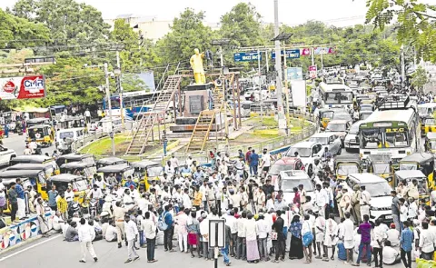 Tobacco Farmers Protest Against Chandrababu Govt
