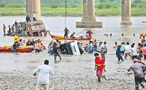 Gambhira Bridge collapses in Vadodara5