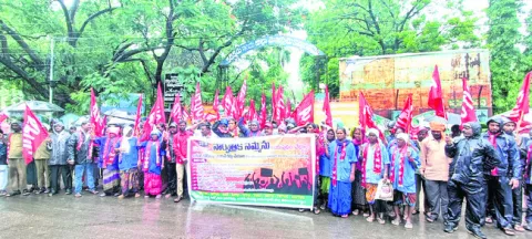 కార్మిక సంఘాల ఆందోళన