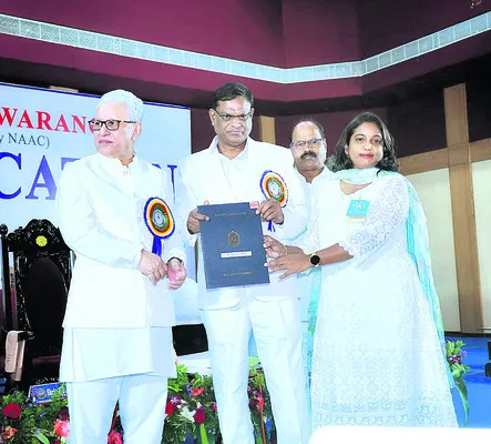 వైకల్యాన్ని జయించి.. డాక్టరేట్‌ పొంది