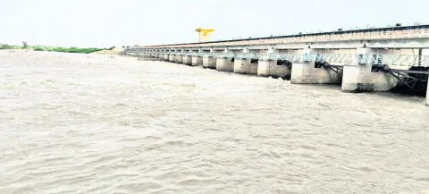 జూరాలకు స్వల్పంగా తగ్గిన వరద 
