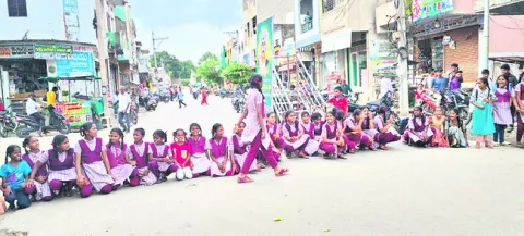 సకాలంలో బస్సులు నడపాలని రాస్తారోకో