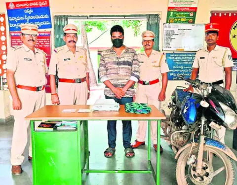 ఏటీఎం మార్చేసి.. సొమ్ము డ్రా చేసి