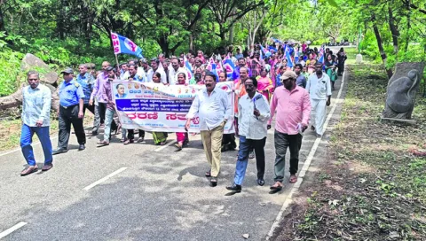 పారిశుధ్య కార్మికుల ర్యాలీ 