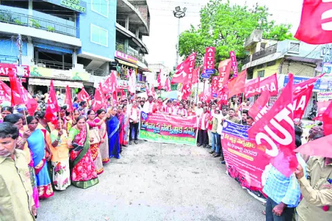 కదంతొక్కిన కార్మికలోకం 