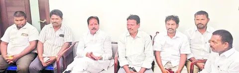 కోన ప్రభాకరరావు విగ్రహాన్ని ఏర్పాటు చేయాలి 