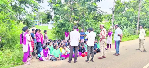 రోడ్డెక్కిన ఆశ్రమ పాఠశాల విద్యార్థులు