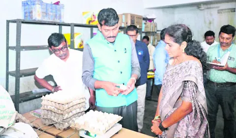 పాఠశాలలు, రేషన్‌ షాపుల తనిఖీ 