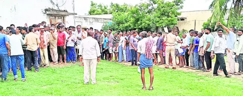 యూరియా కోసం  ఎగబడిన రైతులు