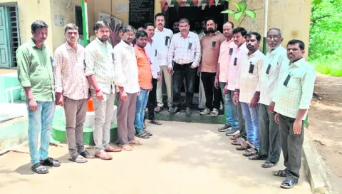నల్లబ్యాడ్జీలతో రెవెన్యూ ఉద్యోగుల నిరసన 
