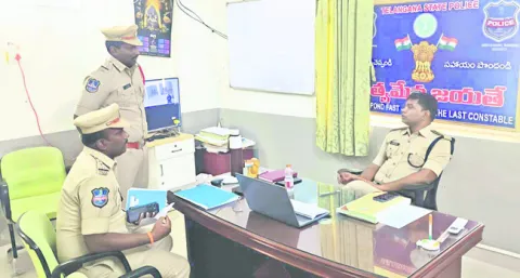 ఫిర్యాదుల పరిష్కారంలో నిర్లక్ష్యం వద్దు 