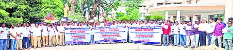 కేంద్రం మొండి వైఖరి వీడాలి 