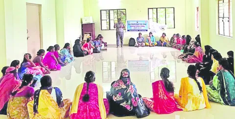 పారిశ్రామికవేత్తలుగా ఎదగాలి 