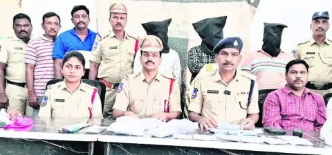 చోరీ కేసుల్లో ముగ్గురి అరెస్ట్‌ 
