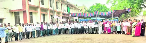 విద్యుత్‌ ఉద్యోగుల నిరసన