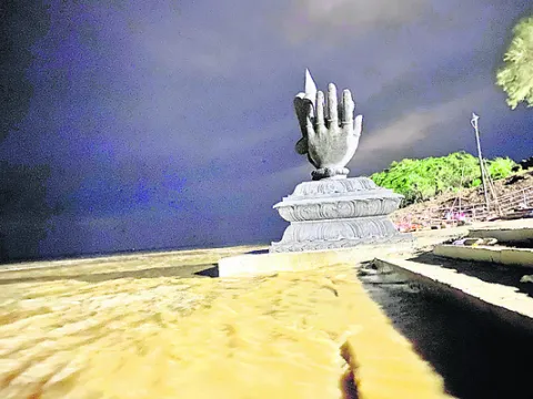 జ్ఞానదీపం గద్దెలను తాకిన వరద..