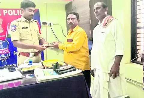 దొరికిన పర్సు పోలీసులకు అప్పగింత