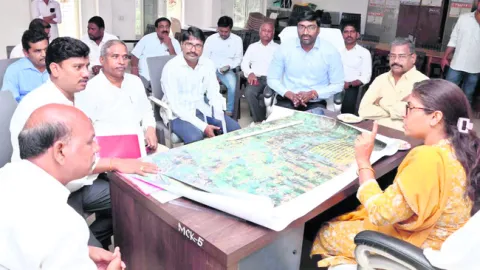 ‘అభివృద్ధి పనుల్లో వేగం పెంచాలి’ 
