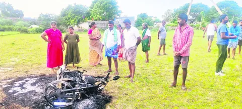 బైక్‌కు నిప్పంటించిన దుండుగులు