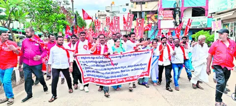 ప్రభుత్వ సంస్థలను ప్రైవేట్‌ పరం చేయొద్దు 