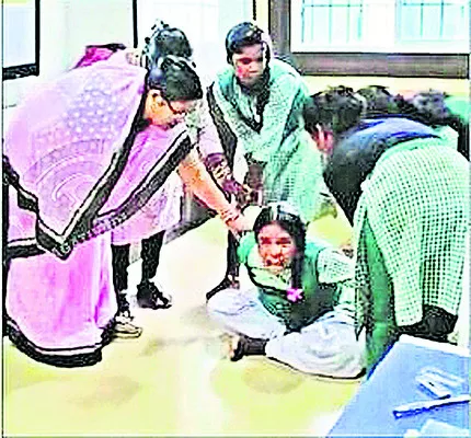 పదో తరగతి విద్యార్థిని  వింత ప్రవర్తన!