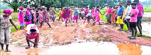 రోడ్డు మరమ్మతులు చేపట్టలేదని నిరసన