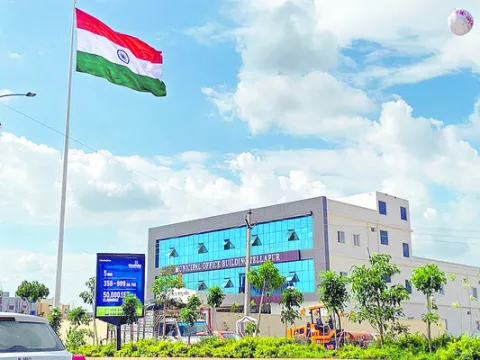 కాళ్లరిగేలా తిరుగుతున్నా పట్టించుకోరేం?