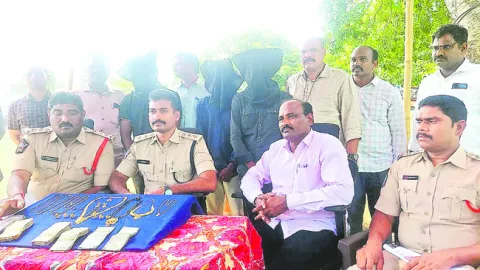 చోరీ కేసులో ముగ్గురి అరెస్ట్‌