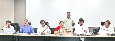 అభివృద్ధి పనులు వేగిరం చేయాలి 