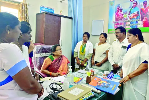 హైరిస్క్‌ కేసులపై జాగ్రత్త వహించండి : డీఎంహెచ్‌ఓ 