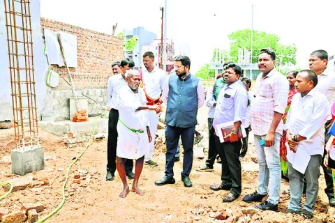 ఇళ్ల నిర్మాణాలు వెంటనే ప్రారంభించాలి