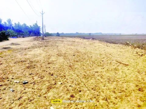 బరితెగించిన ఆక్రమణదారులు 