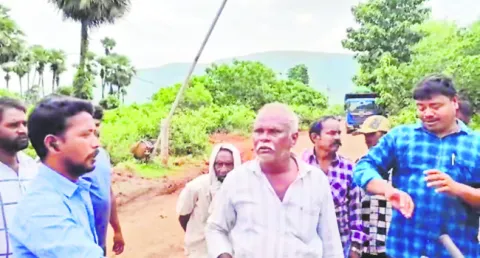 లేటరైట్‌ రవాణా వాహనాల అడ్డగింపు 