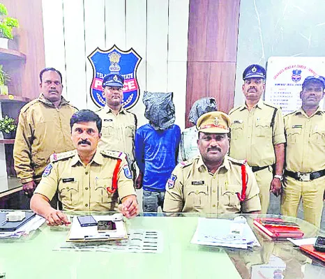 చైన్‌ స్నాచర్ల అరెస్ట్‌, రిమాండ్‌ 
