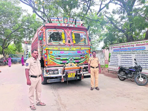 ఇసుక టిప్పర్‌ పట్టివేత