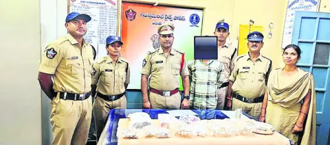రూ.3 లక్షల విలువైన వెండి ఆభరణాలు స్వాధీనం