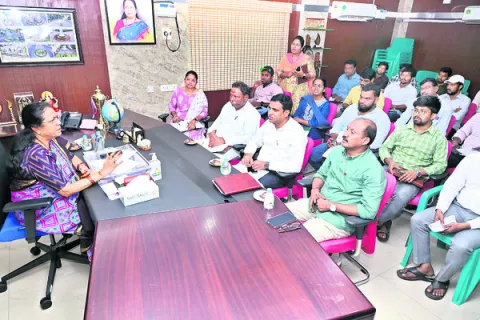 అనధికారిక లేఔట్లపై  కొరడా ఝుళిపించాలి