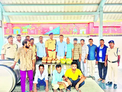 8 కిలోల ఎండు గంజాయి పట్టివేత 