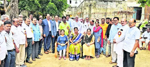 చదువుతోపాటు క్రీడల్లోనూ రాణించాలి