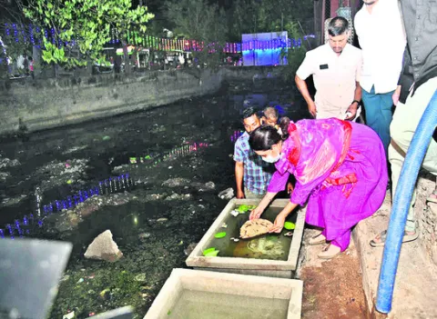 చెప్పులేసుకొని రొట్టెలు వదిలిన ఎమ్మెల్యే 