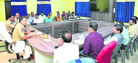 పిల్లలు బడికి వెళ్లేలా ప్రోత్సహించాలి