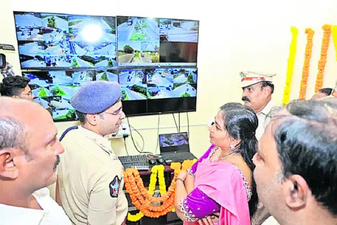 అడ్డురోడ్డులో సీసీ కెమెరాల కంట్రోల్‌ రూమ్‌ 