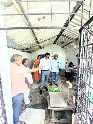రేషన్‌ డిపోలు, పాఠశాలలు ఆకస్మిక తనిఖీ 