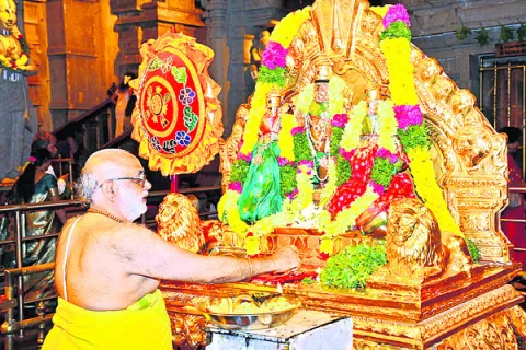 యాదగిరీశుడికి సువర్ణ పుష్పార్చన