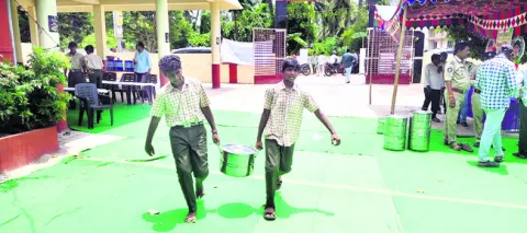 జిల్లాస్థాయి కార్యక్రమం.. అపహాస్యం 